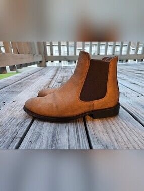 THURSDAYO TVERTOAY Men's Suede Chukka Boots in Tan with Elastic Side Panels